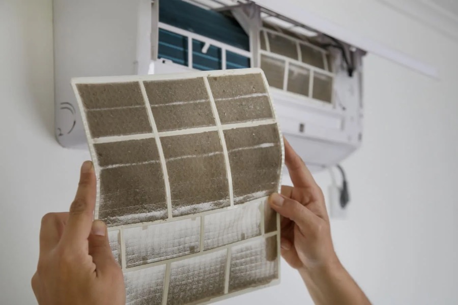 Antes: filtro do ar‑condicionado sujo